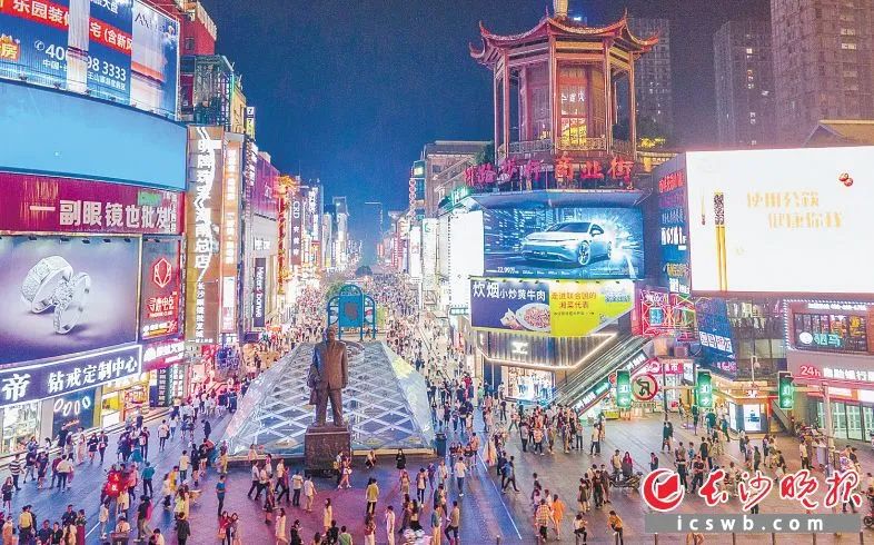 夜幕下的黃興路步行街人頭攢動(dòng)已經(jīng)逐漸恢復(fù)往日的勃勃生機(jī)李鋒攝